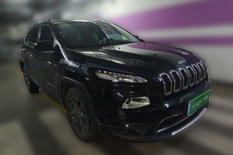 Used Jeep Cherokee 2020 2.0L Two-Wheel Drive Classic Sports Edition Front Right 45 Deg