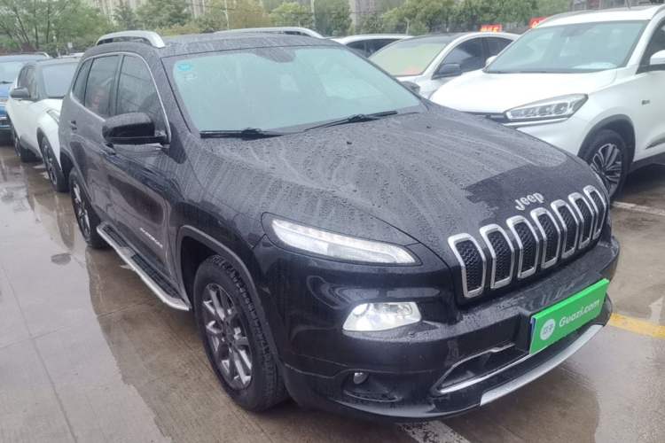 Used Jeep Cherokee 2020 2.0L Two-Wheel Drive Classic Sports Edition Front Right 45 Deg