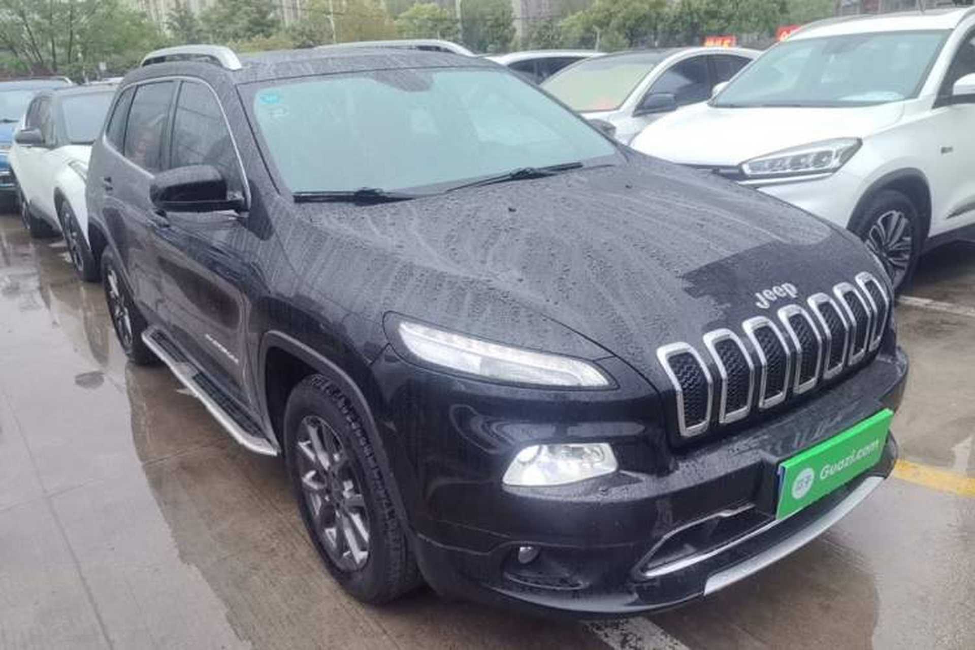 Used Jeep Cherokee 2020 2.0L Two-Wheel Drive Classic Sports Edition Front Right 45 Deg