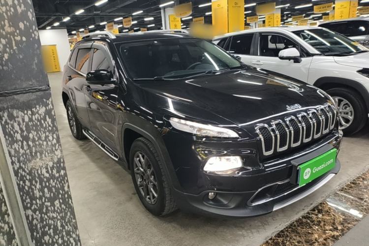 Used Jeep Cherokee 2020 2.0L Two-Wheel Drive Classic Sports Edition Front Right 45 Deg