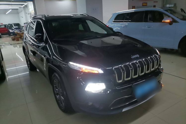 Used Jeep Cherokee 2020 2.0L Two-Wheel Drive Classic Sports Edition Front Right 45 Deg