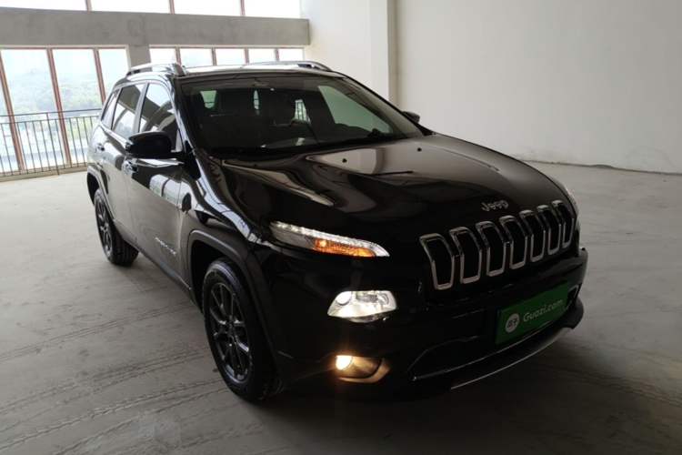 Used Jeep Cherokee 2020 2.0L Two-Wheel Drive Classic Sports Edition Front Right 45 Deg