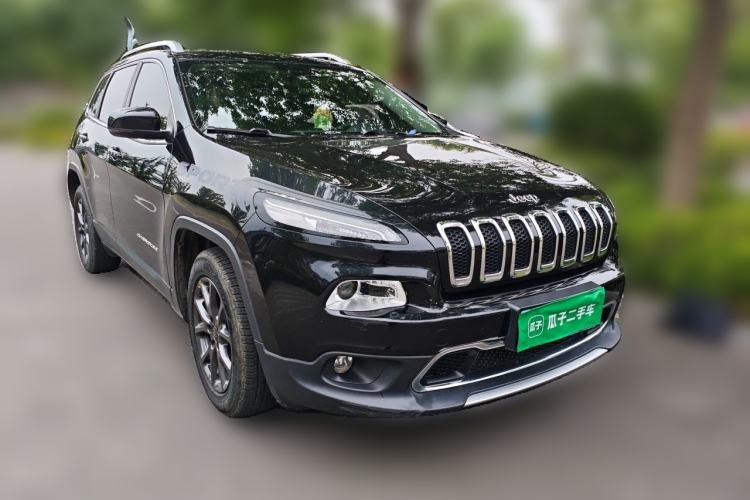Used Jeep Cherokee 2020 2.0L Two-Wheel Drive Classic Sports Edition Front Right 45 Deg
