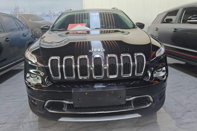 Used Jeep Cherokee 2020 2.0L Two-Wheel Drive Classic Sports Edition Front