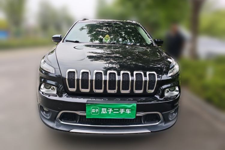 Used Jeep Cherokee 2020 2.0L Two-Wheel Drive Classic Sports Edition Front