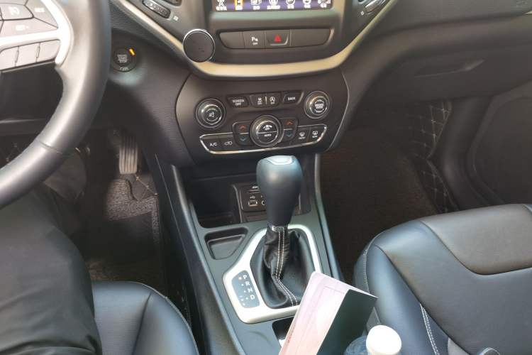 Used Jeep Cherokee 2020 2.0L Two-Wheel Drive Classic Sports Edition Gear Lever