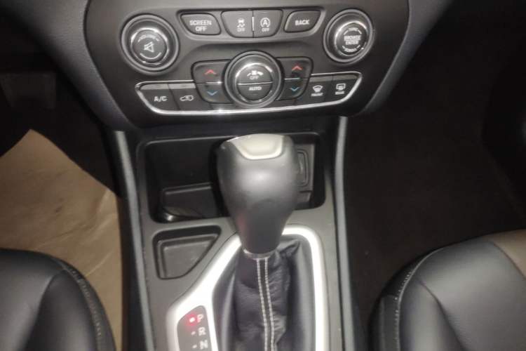 Used Jeep Cherokee 2020 2.0L Two-Wheel Drive Classic Sports Edition Gear Lever