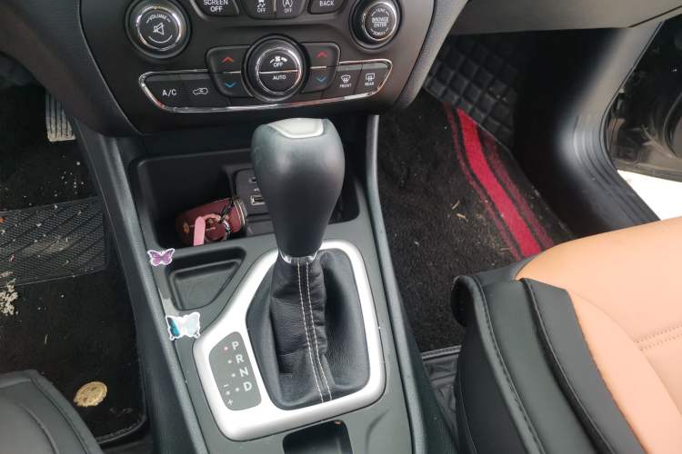 Used Jeep Cherokee 2020 2.0L Two-Wheel Drive Classic Sports Edition Gear Lever