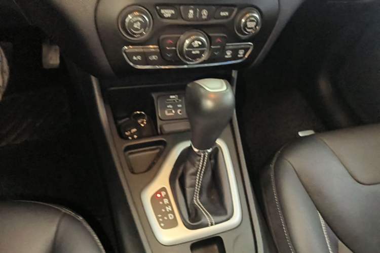Used Jeep Cherokee 2020 2.0L Two-Wheel Drive Classic Sports Edition Gear Lever