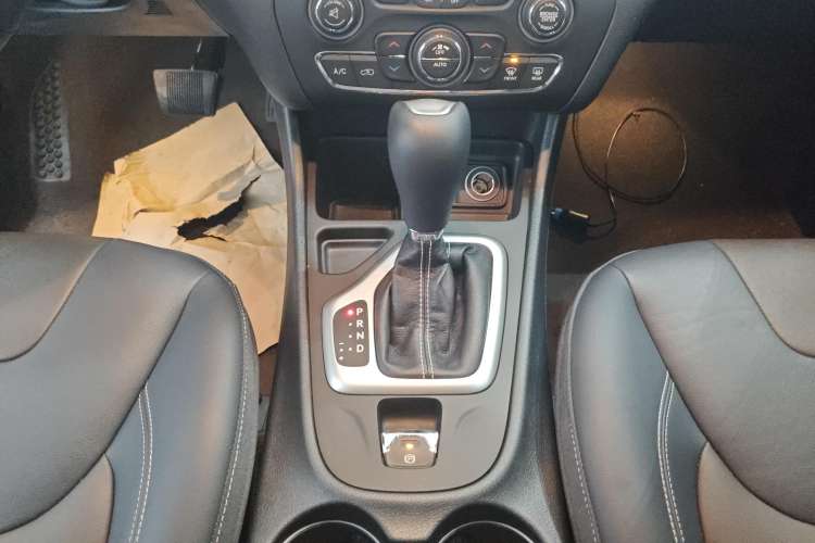 Used Jeep Cherokee 2020 2.0L Two-Wheel Drive Classic Sports Edition Gear Lever
