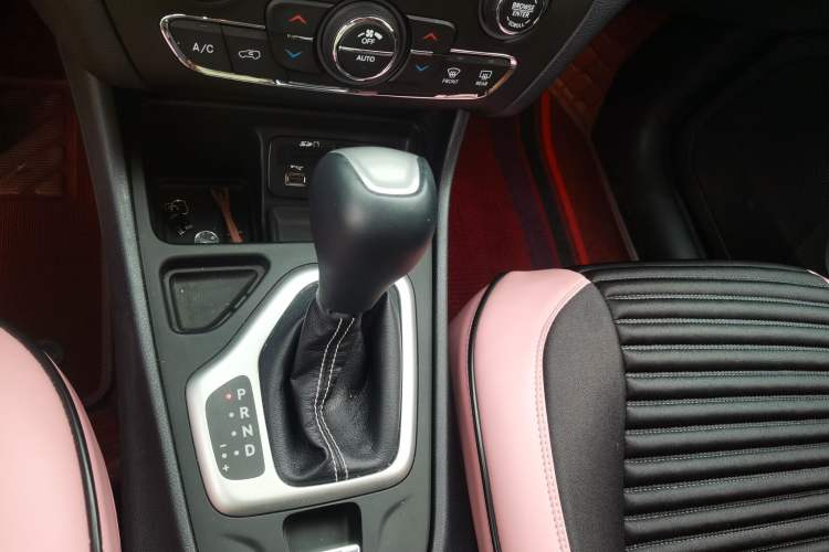 Used Jeep Cherokee 2020 2.0L Two-Wheel Drive Classic Sports Edition Gear Lever