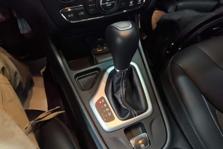 Used Jeep Cherokee 2020 2.0L Two-Wheel Drive Classic Sports Edition Gear Lever