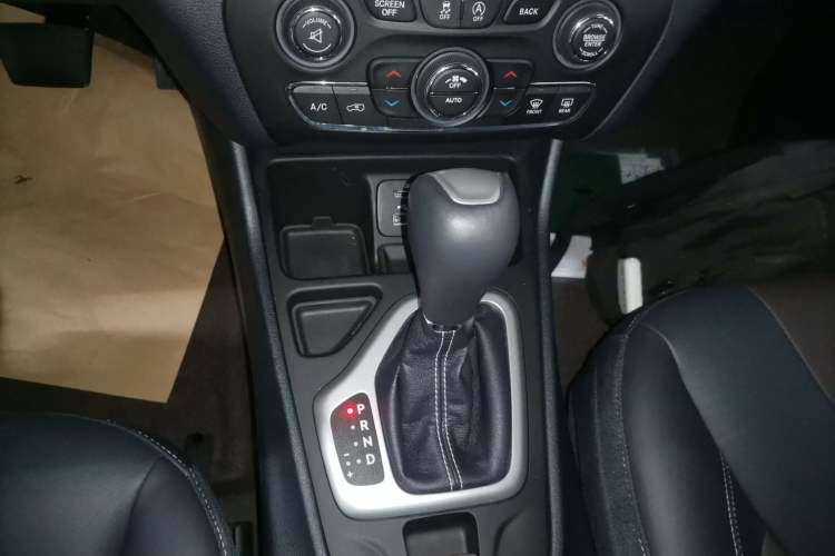 Used Jeep Cherokee 2020 2.0L Two-Wheel Drive Classic Sports Edition Gear Lever