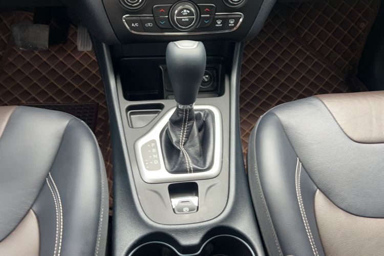 Used Jeep Cherokee 2020 2.0L Two-Wheel Drive Classic Sports Edition Gear Lever