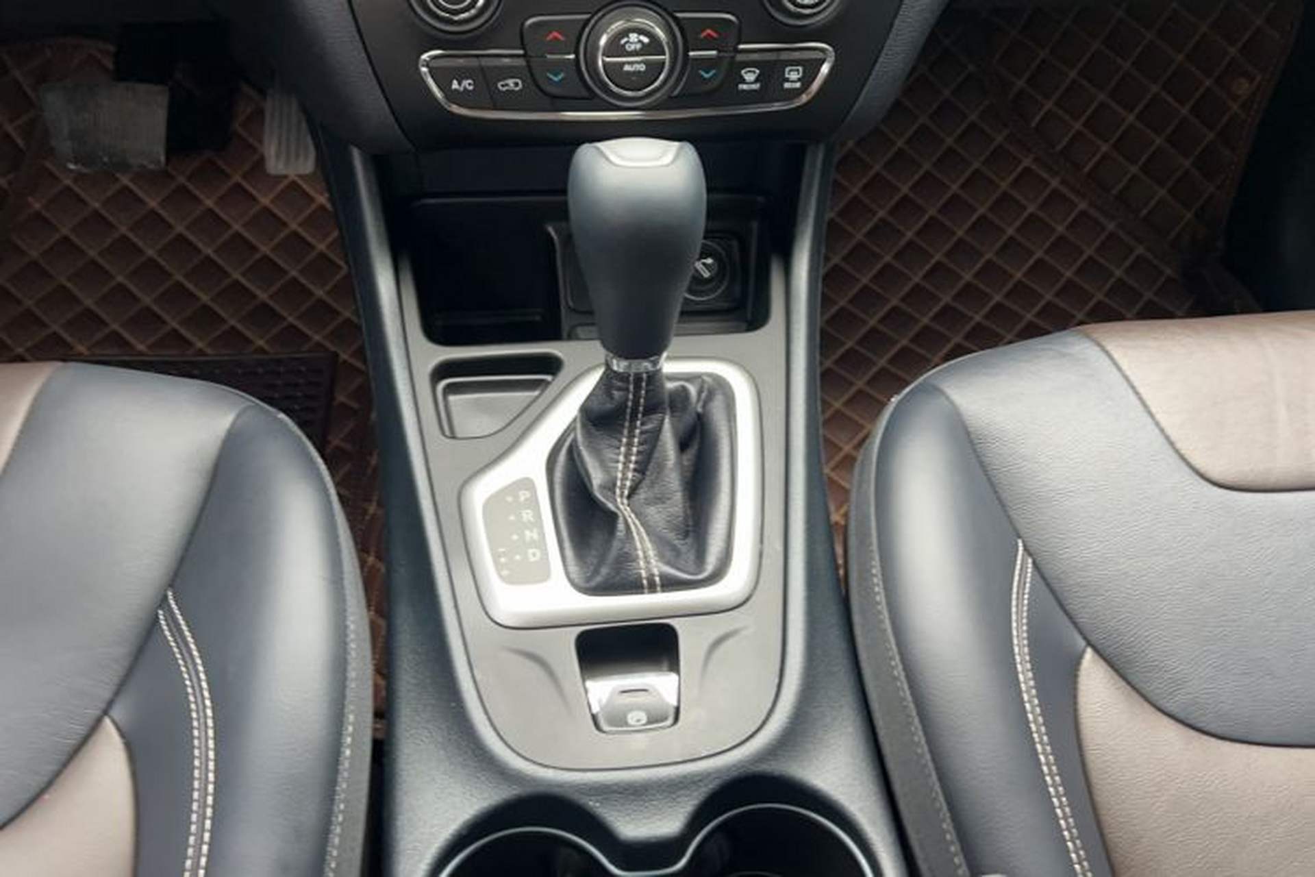 Used Jeep Cherokee 2020 2.0L Two-Wheel Drive Classic Sports Edition Gear Lever