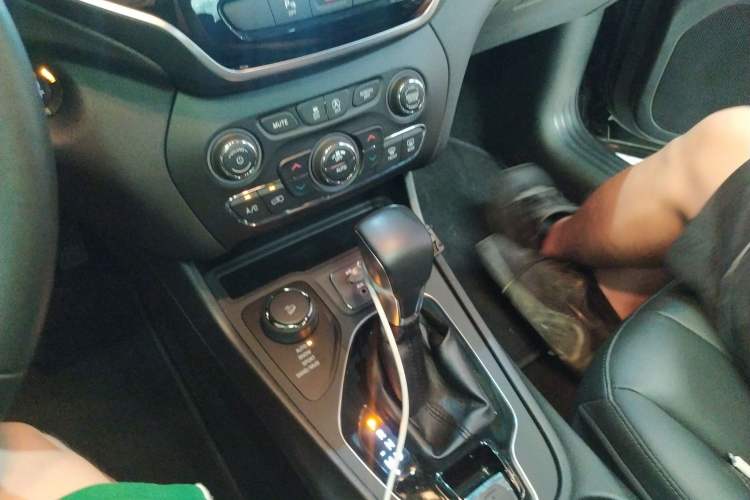 Used Jeep Cherokee 2020 2.0T Four-Wheel Drive Elite Edition Gear Lever