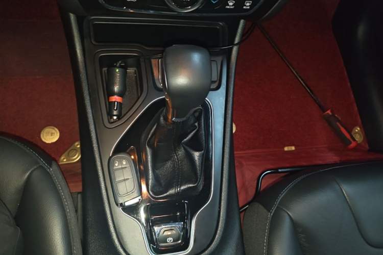Used Jeep Cherokee 2020 2.0L Two-Wheel Drive Safety Upgrade Edition Gear Lever