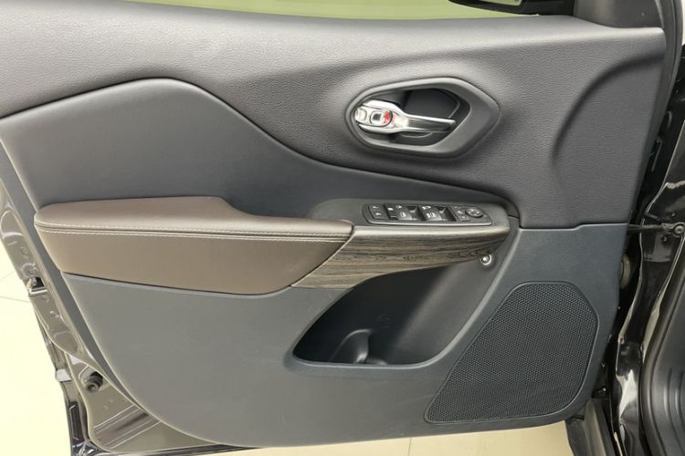Used Jeep Cherokee 2020 2.0L Two-Wheel Drive Classic Sports Edition Interior 1