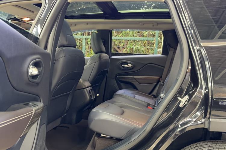 Used Jeep Cherokee 2020 2.0L Two-Wheel Drive Classic Sports Edition Interior 1