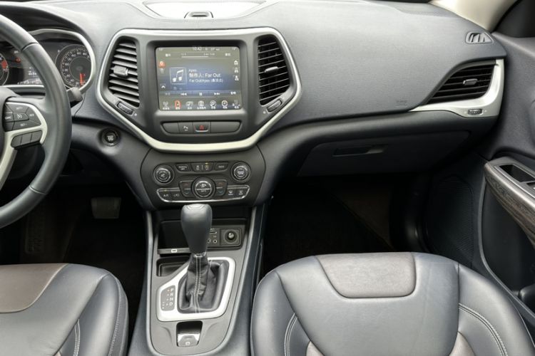 Used Jeep Cherokee 2020 2.0L Two-Wheel Drive Classic Sports Edition Interior 1
