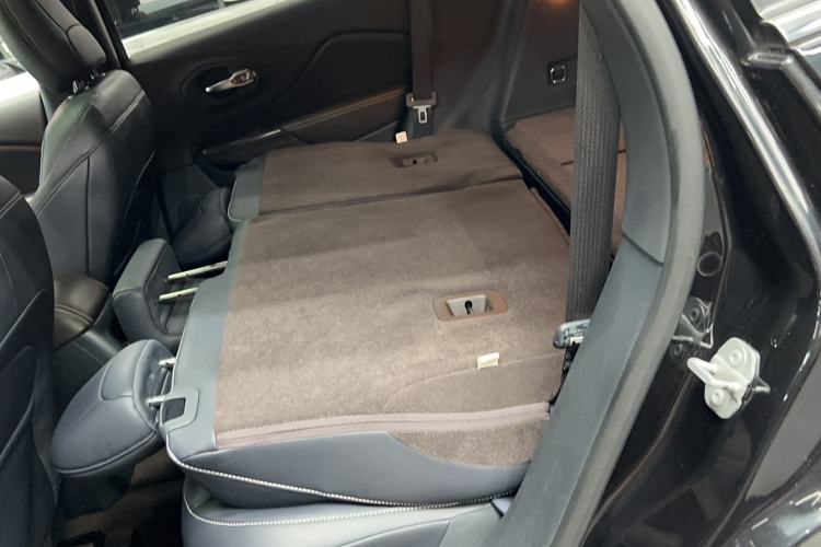 Used Jeep Cherokee 2020 2.0L Two-Wheel Drive Classic Sports Edition Interior 1