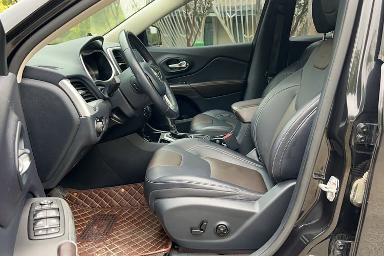 Used Jeep Cherokee 2020 2.0L Two-Wheel Drive Classic Sports Edition Interior 1
