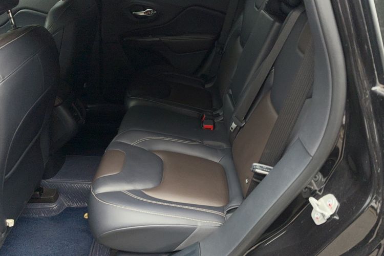 Used Jeep Cherokee 2020 2.0L Two-Wheel Drive Classic Sports Edition Interior 1