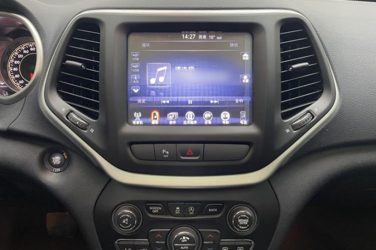 Used Jeep Cherokee 2020 2.0L Two-Wheel Drive Classic Sports Edition Interior 2