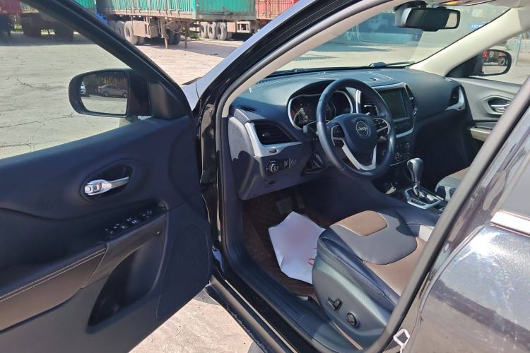 Used Jeep Cherokee 2020 2.0L Two-Wheel Drive Classic Sports Edition Interior 2