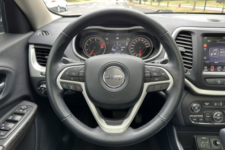Used Jeep Cherokee 2020 2.0L Two-Wheel Drive Classic Sports Edition Interior 2