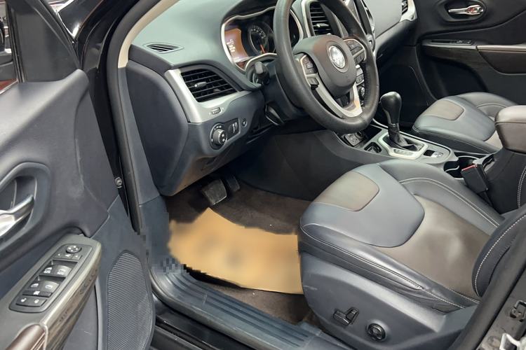 Used Jeep Cherokee 2020 2.0L Two-Wheel Drive Classic Sports Edition Interior 2