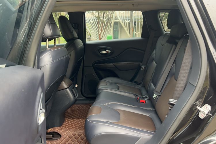 Used Jeep Cherokee 2020 2.0L Two-Wheel Drive Classic Sports Edition Interior 2
