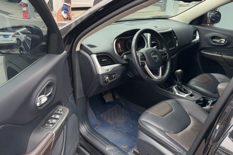 Used Jeep Cherokee 2020 2.0L Two-Wheel Drive Classic Sports Edition Interior 2