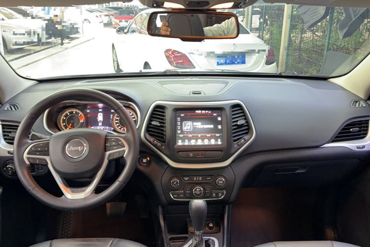 Used Jeep Cherokee 2020 2.0L Two-Wheel Drive Classic Sports Edition Interior 3