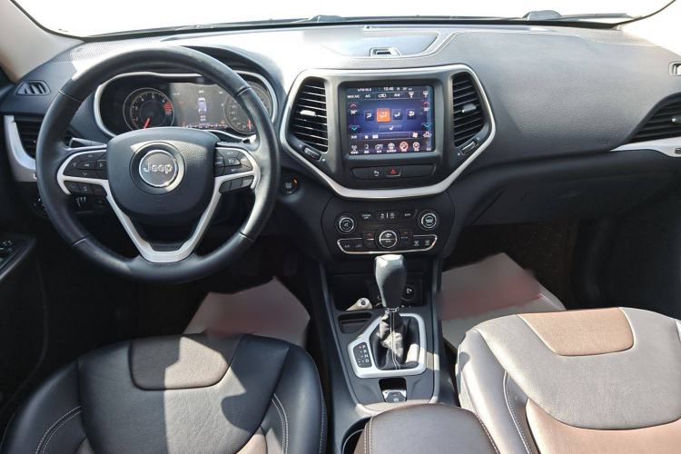 Used Jeep Cherokee 2020 2.0L Two-Wheel Drive Classic Sports Edition Interior 3