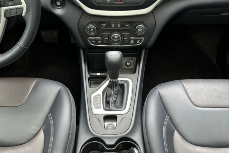Used Jeep Cherokee 2020 2.0L Two-Wheel Drive Classic Sports Edition Interior 3