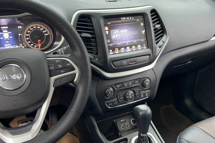 Used Jeep Cherokee 2020 2.0L Two-Wheel Drive Classic Sports Edition Interior 3