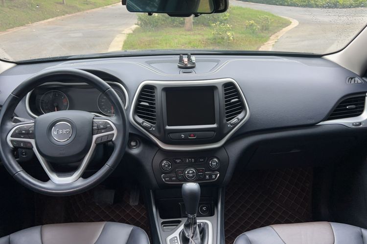 Used Jeep Cherokee 2020 2.0L Two-Wheel Drive Classic Sports Edition Interior 3