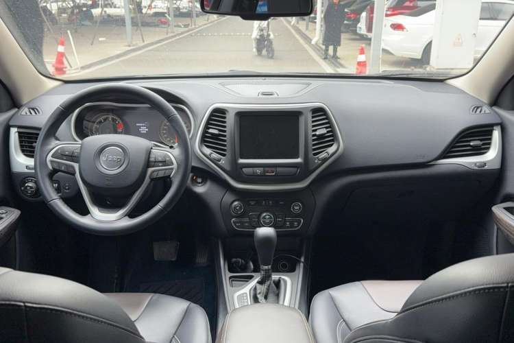Used Jeep Cherokee 2020 2.0L Two-Wheel Drive Classic Sports Edition Interior 3