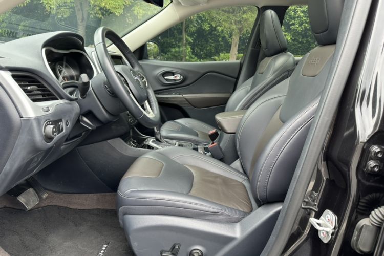 Used Jeep Cherokee 2020 2.0L Two-Wheel Drive Classic Sports Edition Interior 4