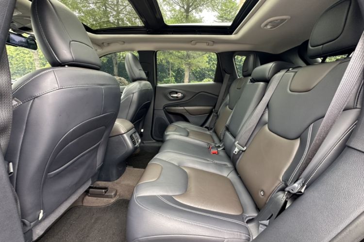 Used Jeep Cherokee 2020 2.0L Two-Wheel Drive Classic Sports Edition Interior 5