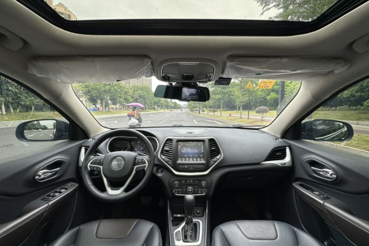 Used Jeep Cherokee 2020 2.0L Two-Wheel Drive Classic Sports Edition Interior 6