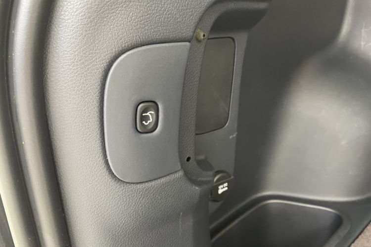 Used Jeep Cherokee 2020 2.0L Two-Wheel Drive Classic Sports Edition Interior 7