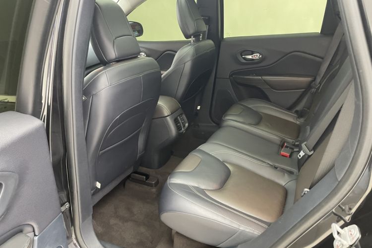 Used Jeep Cherokee 2020 2.0L Two-Wheel Drive Classic Sports Edition Interior 8