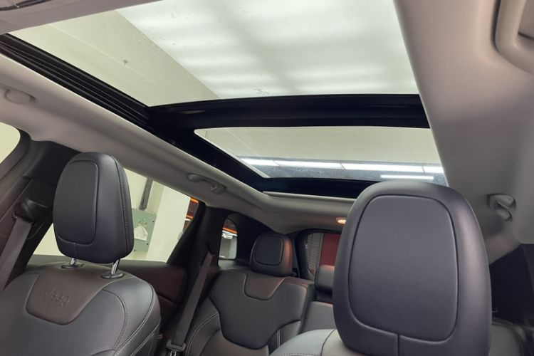 Used Jeep Cherokee 2020 2.0L Two-Wheel Drive Classic Sports Edition Interior 9