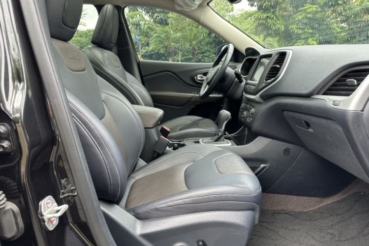 Used Jeep Cherokee 2020 2.0L Two-Wheel Drive Classic Sports Edition Interior 9
