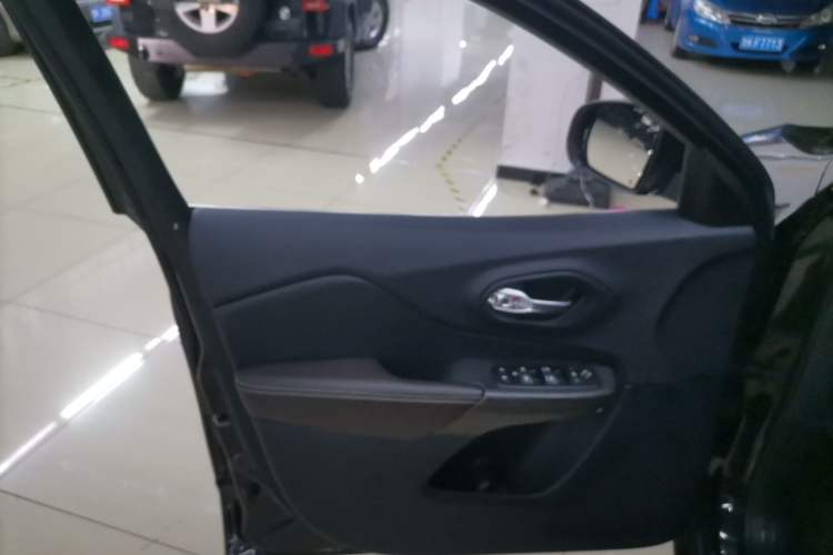 Used Jeep Cherokee 2020 2.0L Two-Wheel Drive Classic Sports Edition Left Front Door Interior