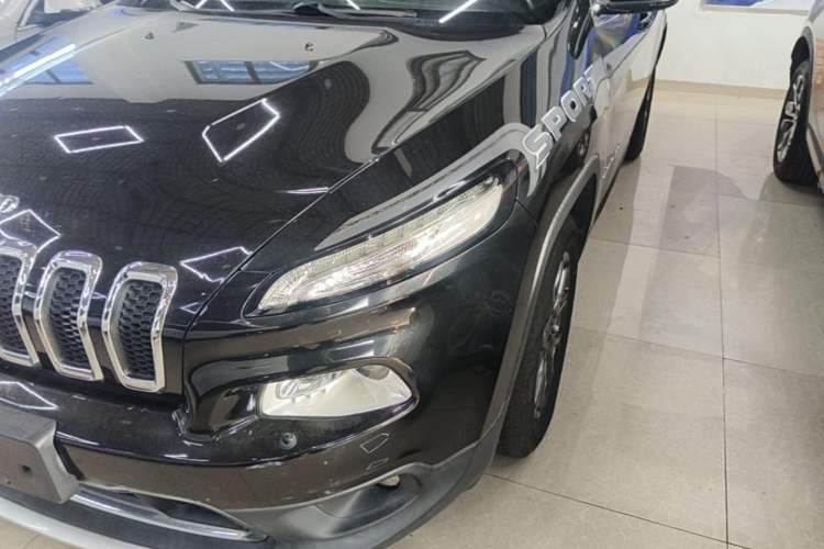 Used Jeep Cherokee 2020 2.0L Two-Wheel Drive Classic Sports Edition Left Front Headlight