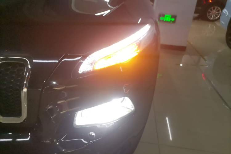 Used Jeep Cherokee 2020 2.0L Two-Wheel Drive Classic Sports Edition Left Front Headlight