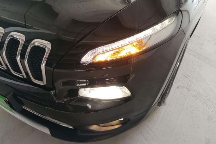 Used Jeep Cherokee 2020 2.0L Two-Wheel Drive Classic Sports Edition Left Front Headlight